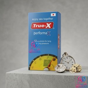 Bao cao su True-X Nhật Bản PerforMax đặt cạnh đồng hồ bỏ túi biểu trưng cho khả năng kiểm soát thời gian lâm trận