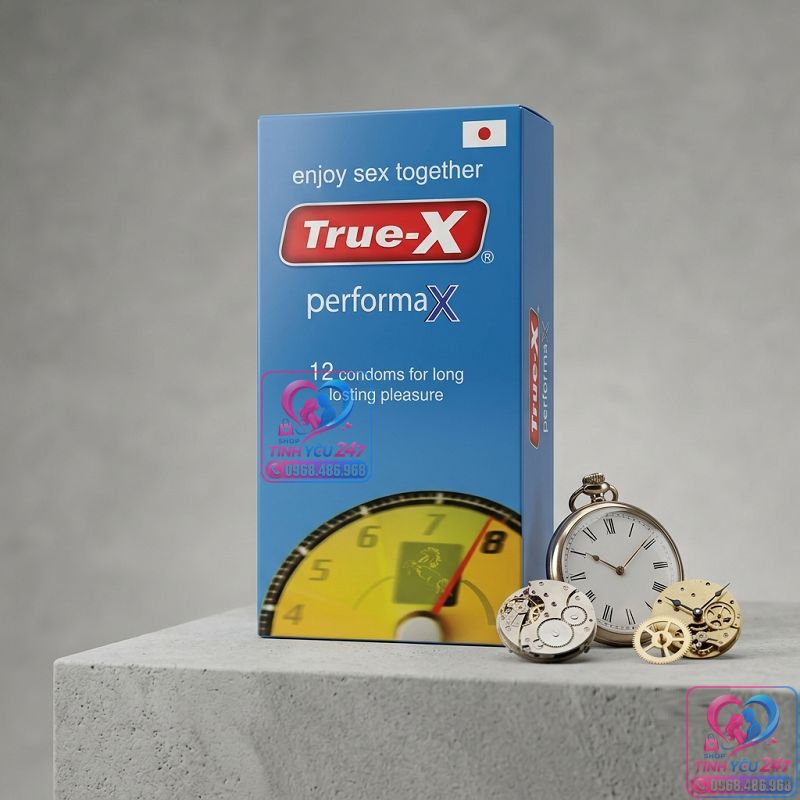 Bao cao su True-X Nhật Bản PerforMax đặt cạnh đồng hồ bỏ túi biểu trưng cho khả năng kiểm soát thời gian lâm trận